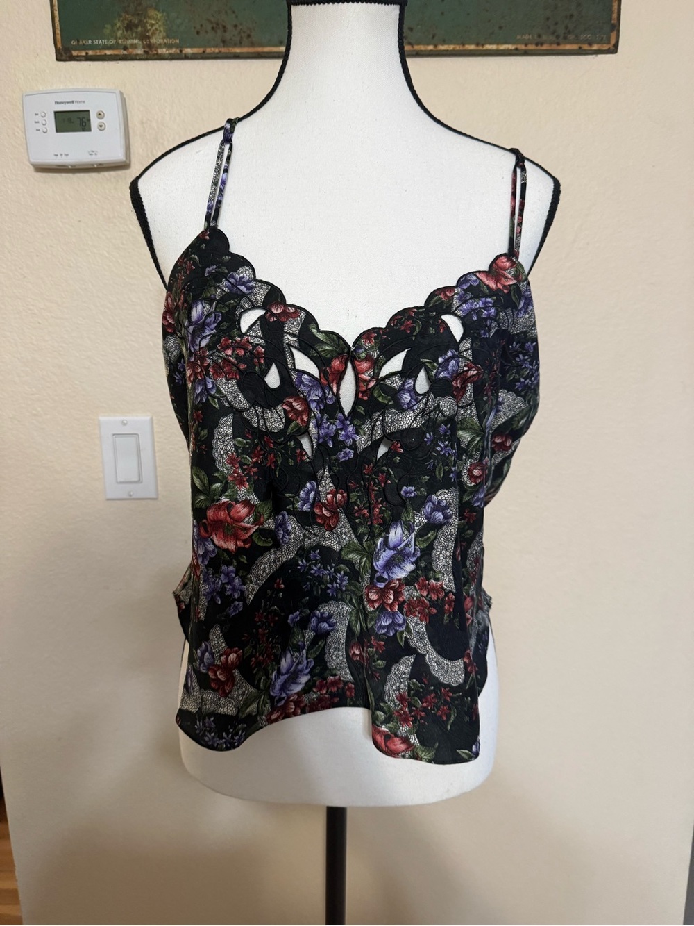 VTG Victoria’s Secret Floral Cutout Camisole Medium Gold Label Tank Top Y2K Cami
